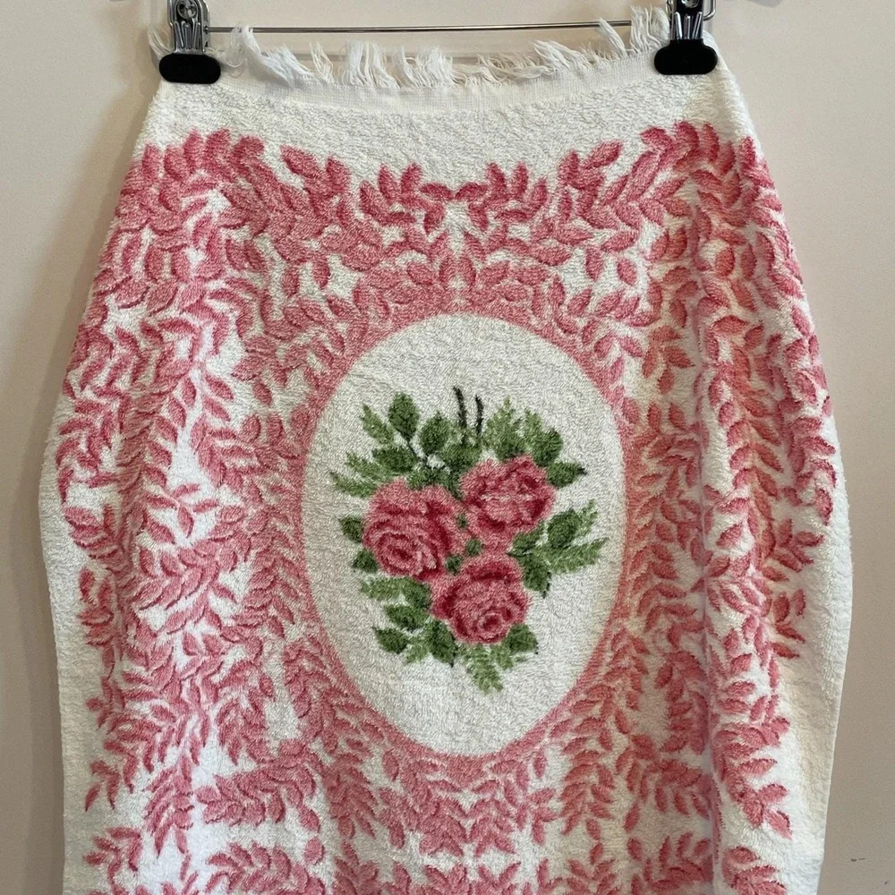 Vintage 70s Cannon Royal Family Three Roses Bath Towel Fringe Pink Retro Mod